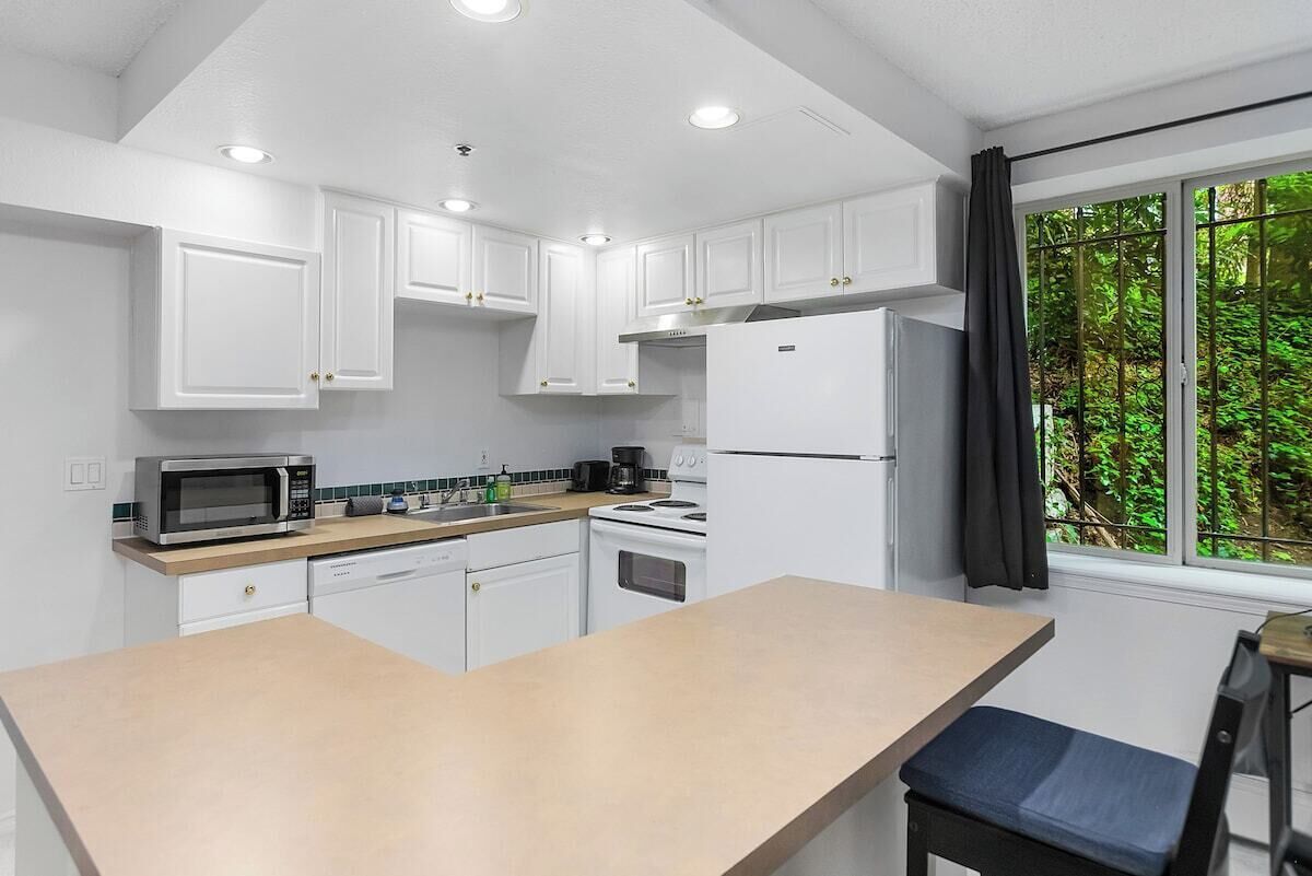 Een koelkast, een magnetron, een oven, een kookplaat