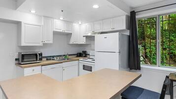 Een koelkast, een magnetron, een oven, een kookplaat