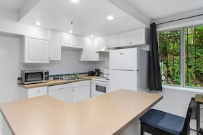 Fridge, microwave, oven, stovetop - Starlit Cozy Studio in Elektra w/ Roof Decks (Seattle)