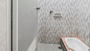 A bathroom with a shower, a toilet, and a bathtub. - Hotel O Maluku Guest House (Blitar)