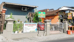 A gated property with a sign indicating a car rental service. - Hotel O Maluku Guest House (Blitar)
