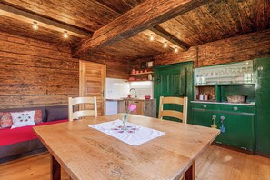 Chalet Familial, plusieurs chambres (Chalet Jurij & Lena embraced by) | Coin cuisine privé | Batterie de cuisine, vaisselle et ustensiles