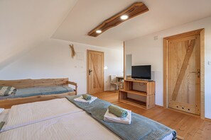 Studio dành cho gia đình, quang cảnh núi (Birchwood Suite) | Khu vực làm việc phù hợp cho laptop, bộ trải giường