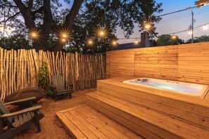 Outdoor spa tub - Modern Hill Country Getaway in Fredericksburg (Fredericksburg)