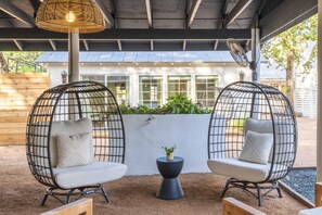 Terrace/patio - Modern Hill Country Getaway in Fredericksburg (Fredericksburg)