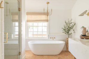 Shower, hair dryer - Modern Hill Country Getaway in Fredericksburg (Fredericksburg)