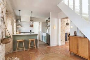Réfrigérateur, four à micro-ondes, un four, surface de cuisson