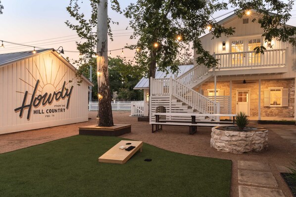 Property grounds - Modern Hill Country Getaway in Fredericksburg (Fredericksburg)