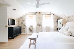 4 bedrooms, iron/ironing board, WiFi, bed sheets - Modern Hill Country Getaway in Fredericksburg (Fredericksburg)