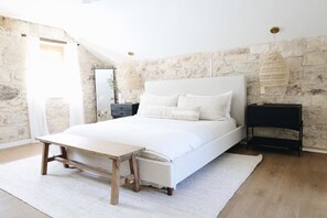 4 bedrooms, iron/ironing board, WiFi, bed sheets - Modern Hill Country Getaway in Fredericksburg (Fredericksburg)