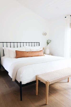 4 bedrooms, iron/ironing board, WiFi, bed sheets