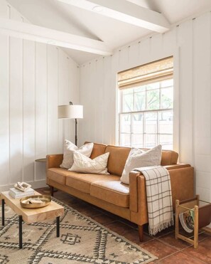 TV, fireplace, offices - Modern Hill Country Getaway in Fredericksburg (Fredericksburg)