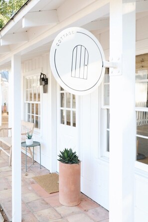 Exterior detail - Romantic Cottage with Hot Tub in Fredericksburg (Fredericksburg)