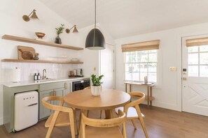 Kjøleskap, mikrobølgeovn, kaffetrakter/tekoker og kjøkkenutstyr