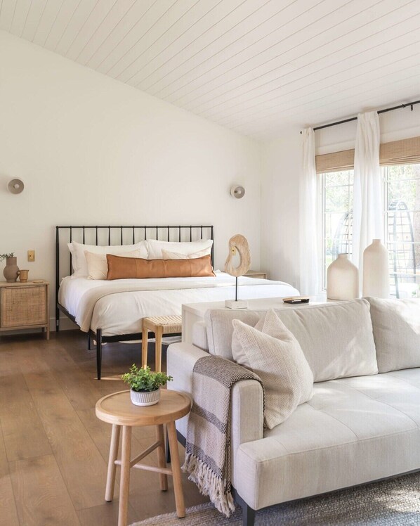 TV, fireplace, offices - Romantic Cottage with Hot Tub in Fredericksburg (Fredericksburg)