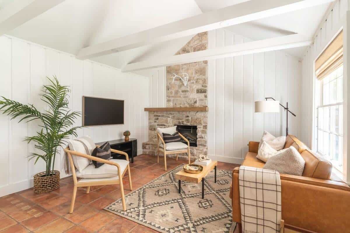 Televisión, chimenea y oficina 