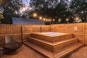 Bañera de hidromasaje al aire libre