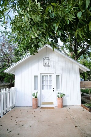 Exterior detail - Ranch Haus: Cozy Retreat in Fredericksburg (Fredericksburg)