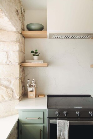 Kjøleskap, mikrobølgeovn, ovn og kokeplater