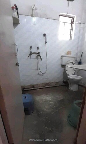 Toallas, jabón, shampoo, papel de baño 