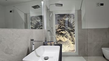 White Cave | Badeværelse | Bruser, bidet, håndklæder