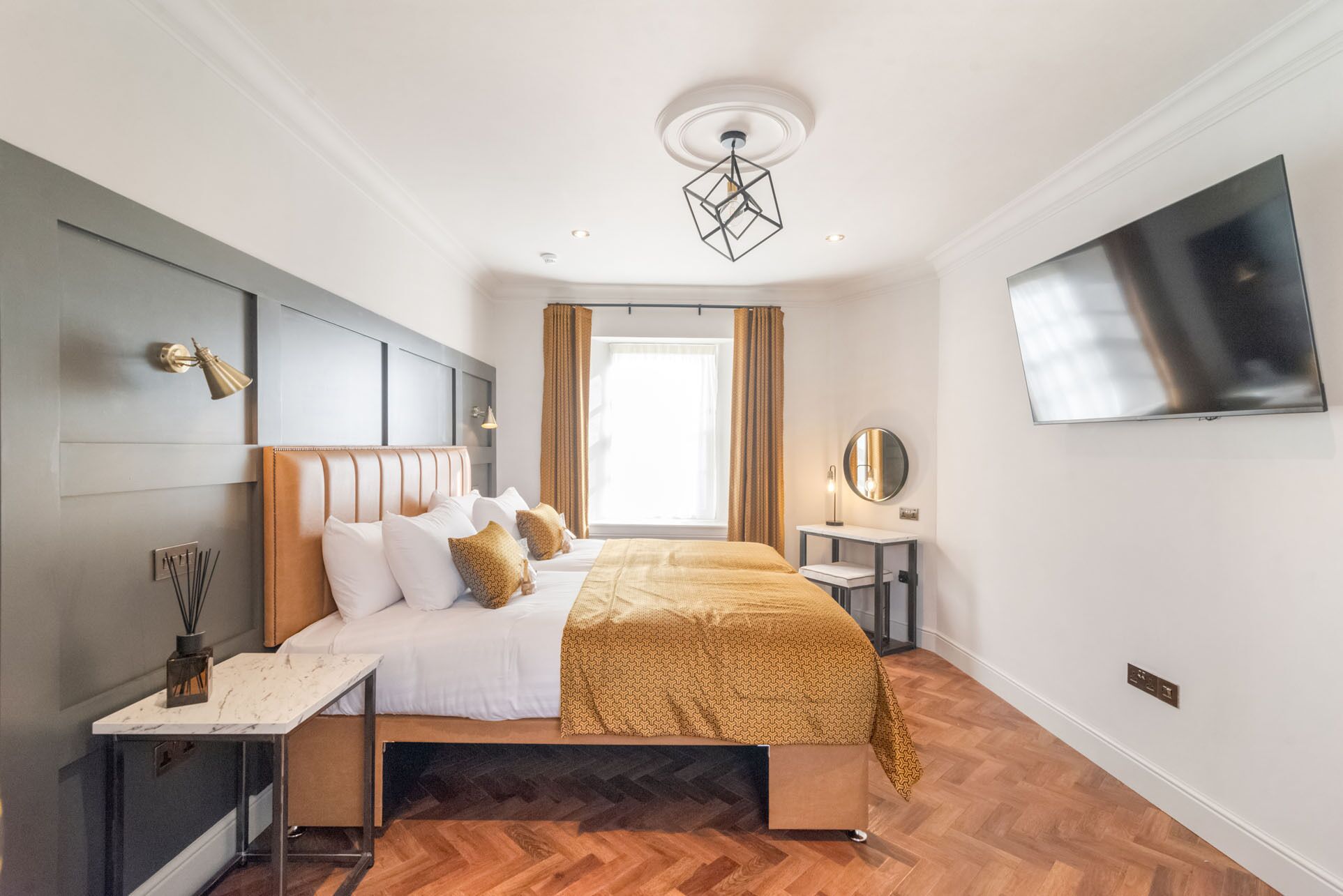 King or Twin suite | Laptop workspace, travel crib, free WiFi, bed sheets