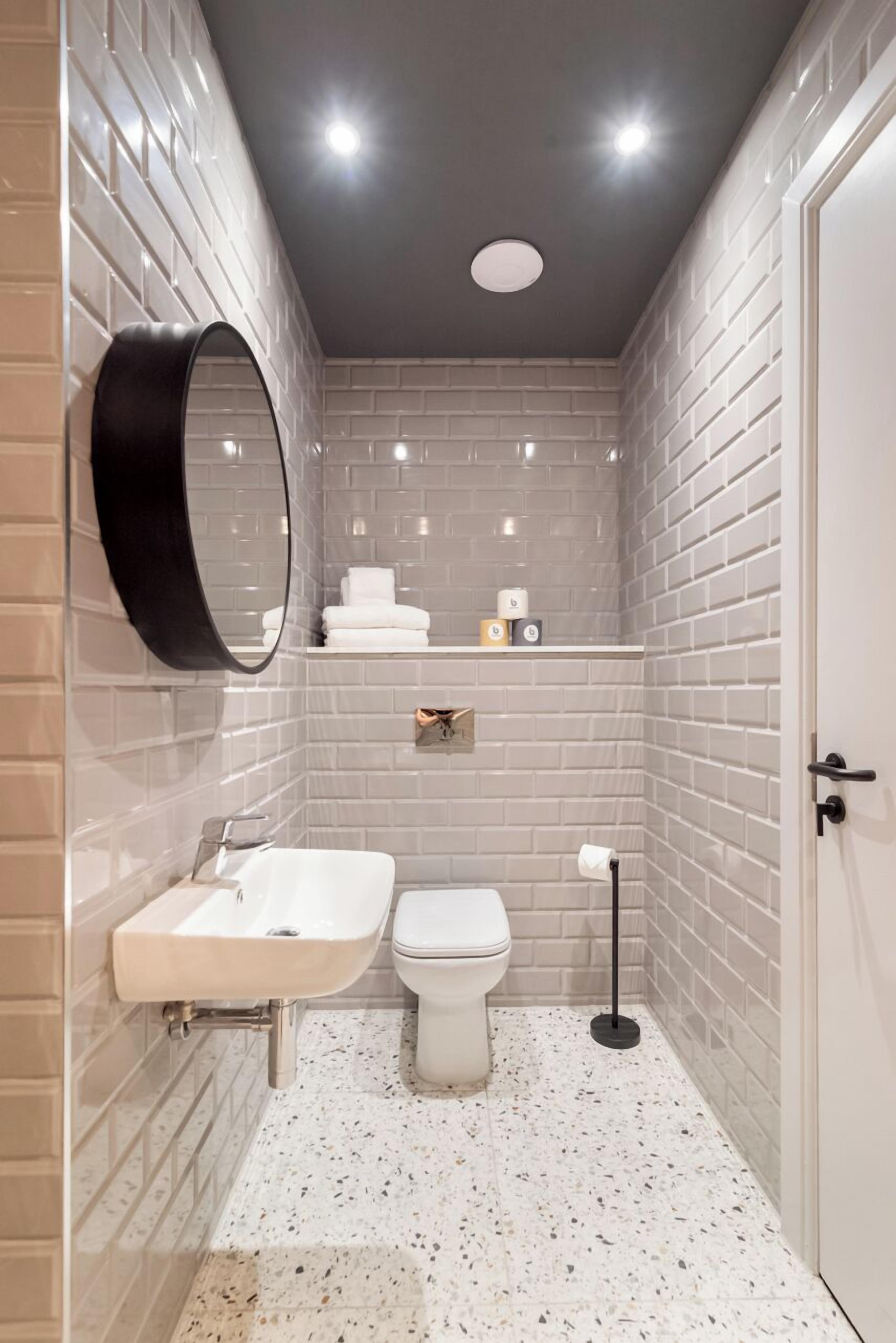 Elite studio suite, niet-roken | Badkamer | Een haardroger, handdoeken, toiletpapier