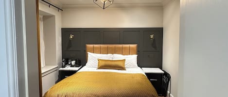 King Room | Laptop workspace, travel crib, free WiFi, bed sheets