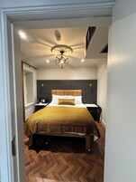 King Room | Laptop workspace, travel crib, free WiFi, bed sheets