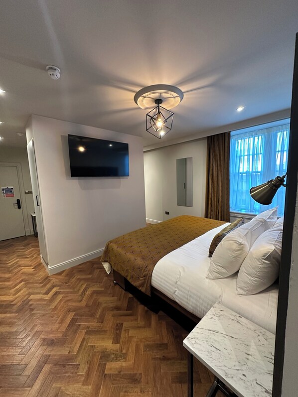 Laptop workspace, travel crib, free WiFi, bed sheets