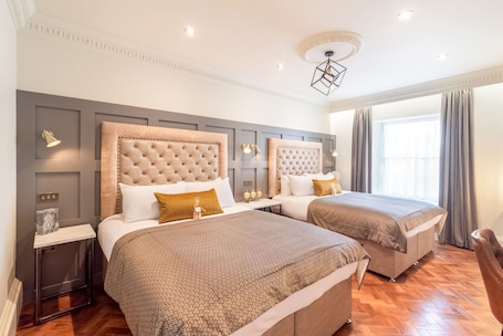 Espacio para trabajar con laptop, cuna de viaje y wifi gratis . King Street Aparthotel