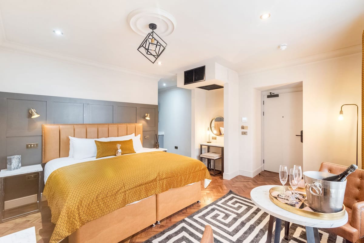 King or Twin Studio | Laptop workspace, travel crib, free WiFi, bed sheets