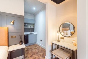 Laptop workspace, free WiFi, bed sheets - King Street Aparthotel (Stirling)