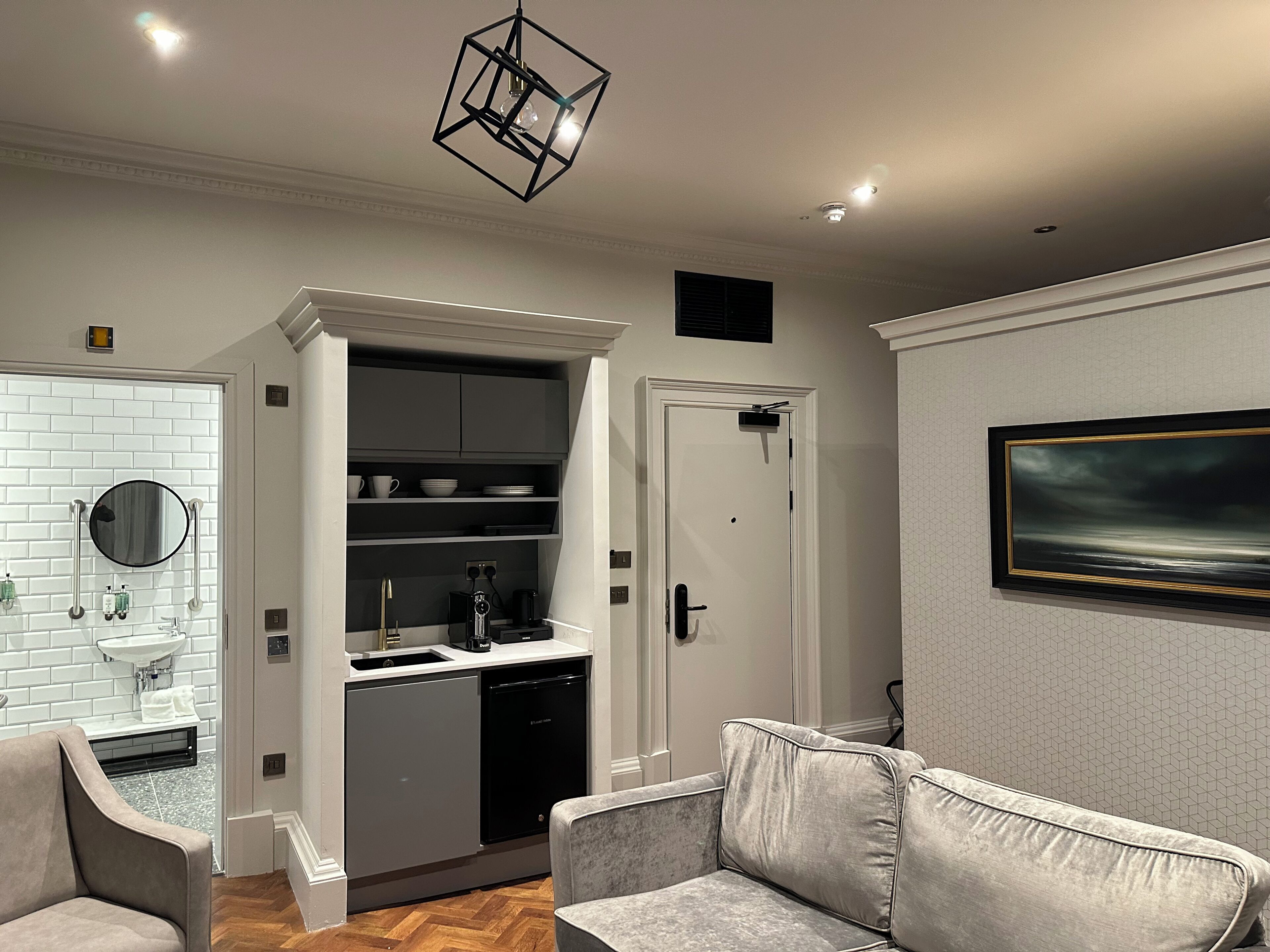 Suite estudio Deluxe, para no fumadores | Baño | Secadora de cabello, toallas, papel de baño 