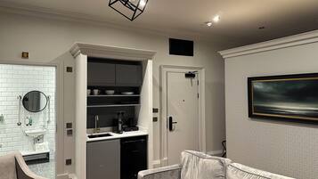 华丽开间套房, 无烟房 | 浴室 | 吹风机、毛巾、卫生纸