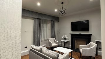 豪華開放式套房, 非吸煙房 | 筆電工作空間、隨行嬰兒床、免費無線上網、床單