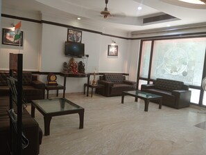 Lobby sitting area - Hotel Panicker's Residency (New Delhi)