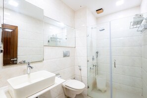 Superior Double or Twin Room | Bathroom | Separate bathtub and shower, rainfall showerhead, slippers, towels - Hotel Panicker's Residency (New Delhi)