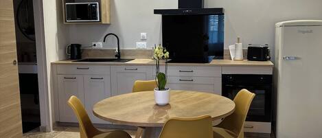 Réfrigérateur, micro-ondes, four, plaque de cuisson