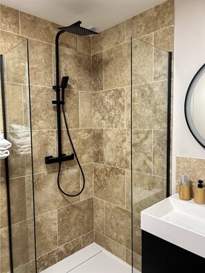 Douche, sĂšche-cheveux, serviettes fournies, savon