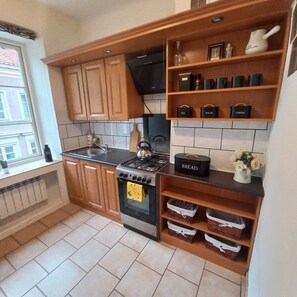 Køleskab, mikrobølgeovn, ovn, kogeplade