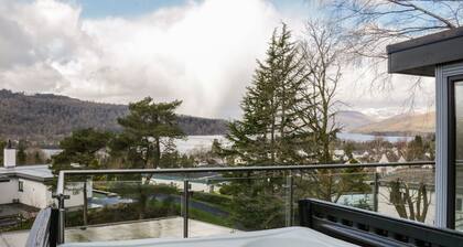 Detached 4 Bed Home, Hot Tub & Lake View - Pets OK