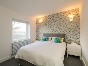 4 bedrooms, iron/ironing board, travel cot, WiFi - Detached 4 Bed Home, Hot Tub & Lake View - Pets OK (Bowness-on-Windermere)