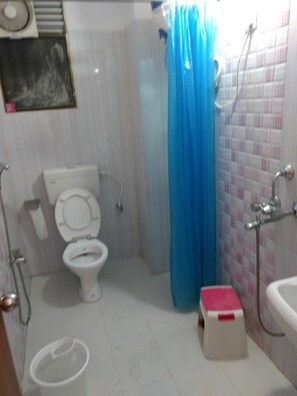 Dusj, regndusjhode, håndklær og såpe