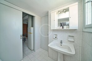 Chuveiro, secador de cabelo, toalhas de banho