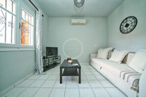 TV - Ira Apartment in Ermioni (Ermioni)