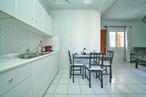 Fridge, oven, coffee/tea maker, cookware/dishes/utensils - Ira Apartment in Ermioni (Ermioni)
