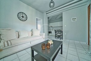 TV - Ira Apartment in Ermioni (Ermioni)