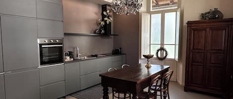 Fridge, oven, stovetop, dishwasher
