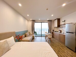 Luxury Studio | Blackout drapes, soundproofing, iron/ironing board, free WiFi - Hagi APT - Vinhomes D'Capitale in Ha Noi (Hanoi)